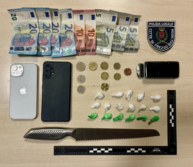 In strada con 17 dosi di cocaina e un coltello: 25enne arrestato dalla Polizia Locale
