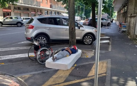 Due uomini dormono in strada sui materassi: interviene la Polizia Locale
