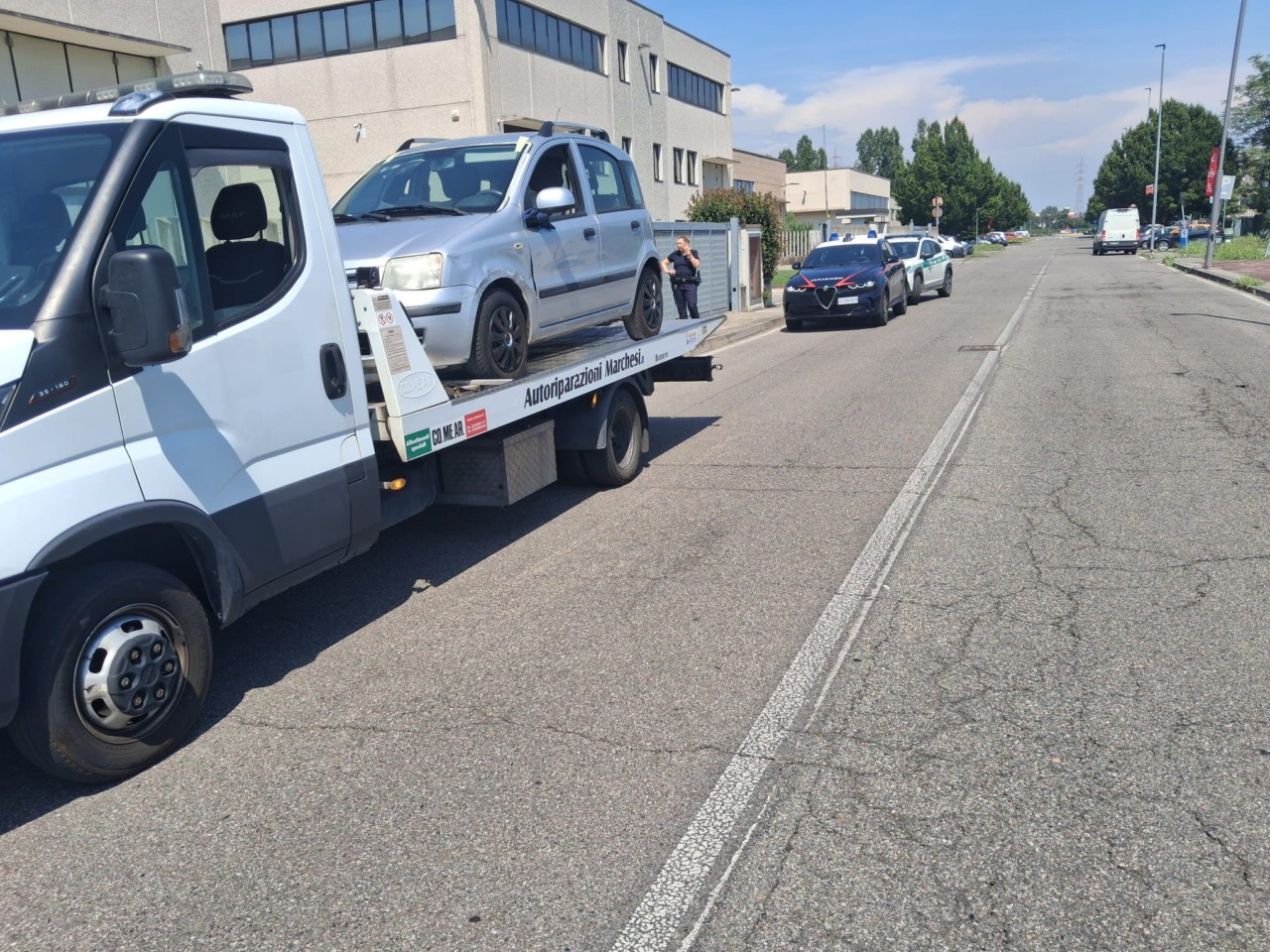 Fingeva di investire le persone con la sua auto, fermata dai Carabinieri