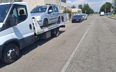 Fingeva di investire le persone con la sua auto, fermata dai Carabinieri