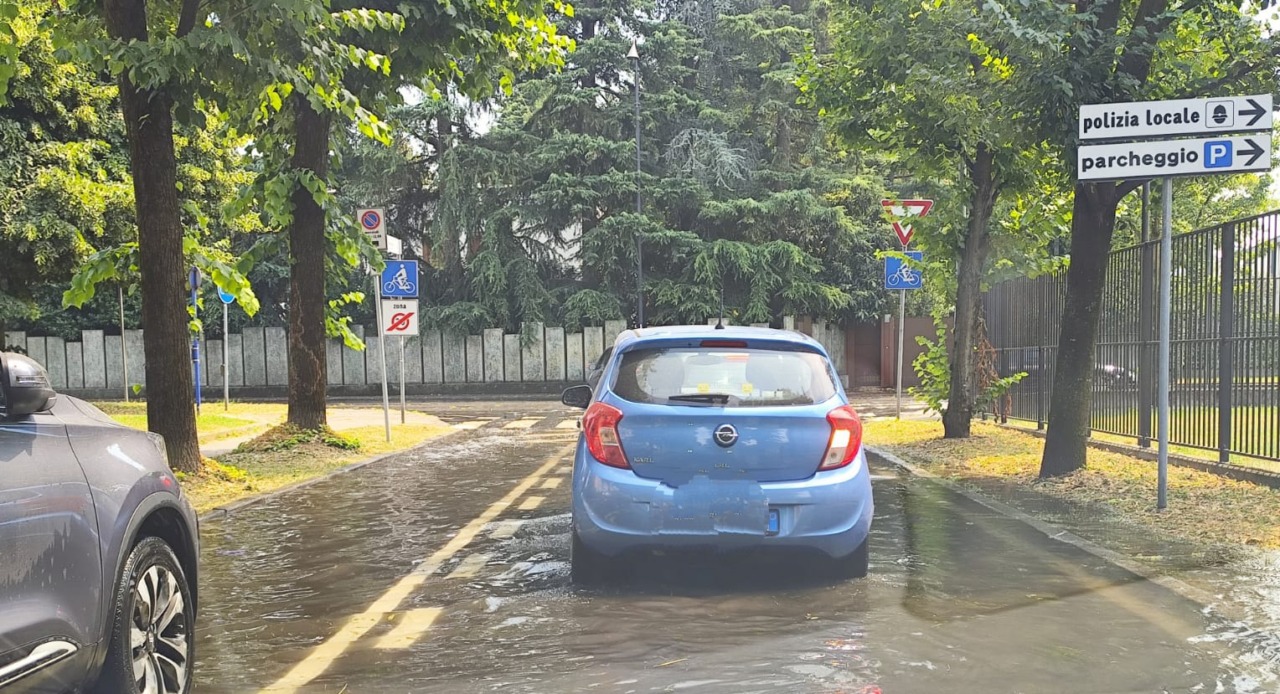 Detriti intasano la roggia: due strade finiscono sott’acqua