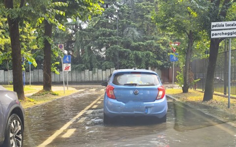 Detriti intasano la roggia: due strade finiscono sott’acqua