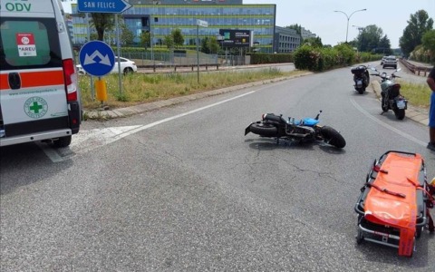 Si scontra con un taxi mentre andava a dare l’esame della patente
