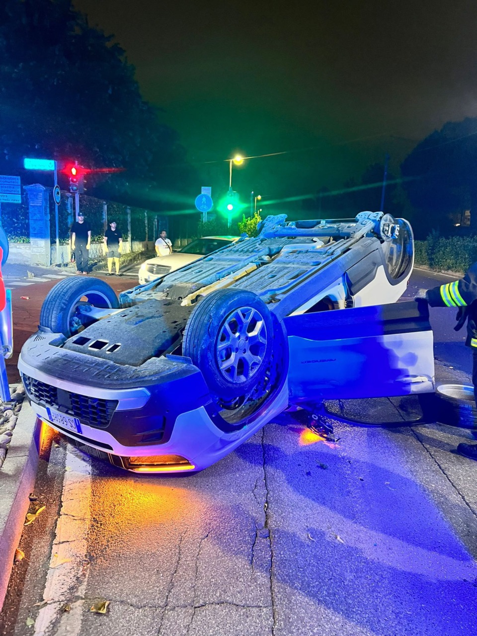 “Sono vivo per miracolo”: si ribalta dopo essere stato travolto da un’auto