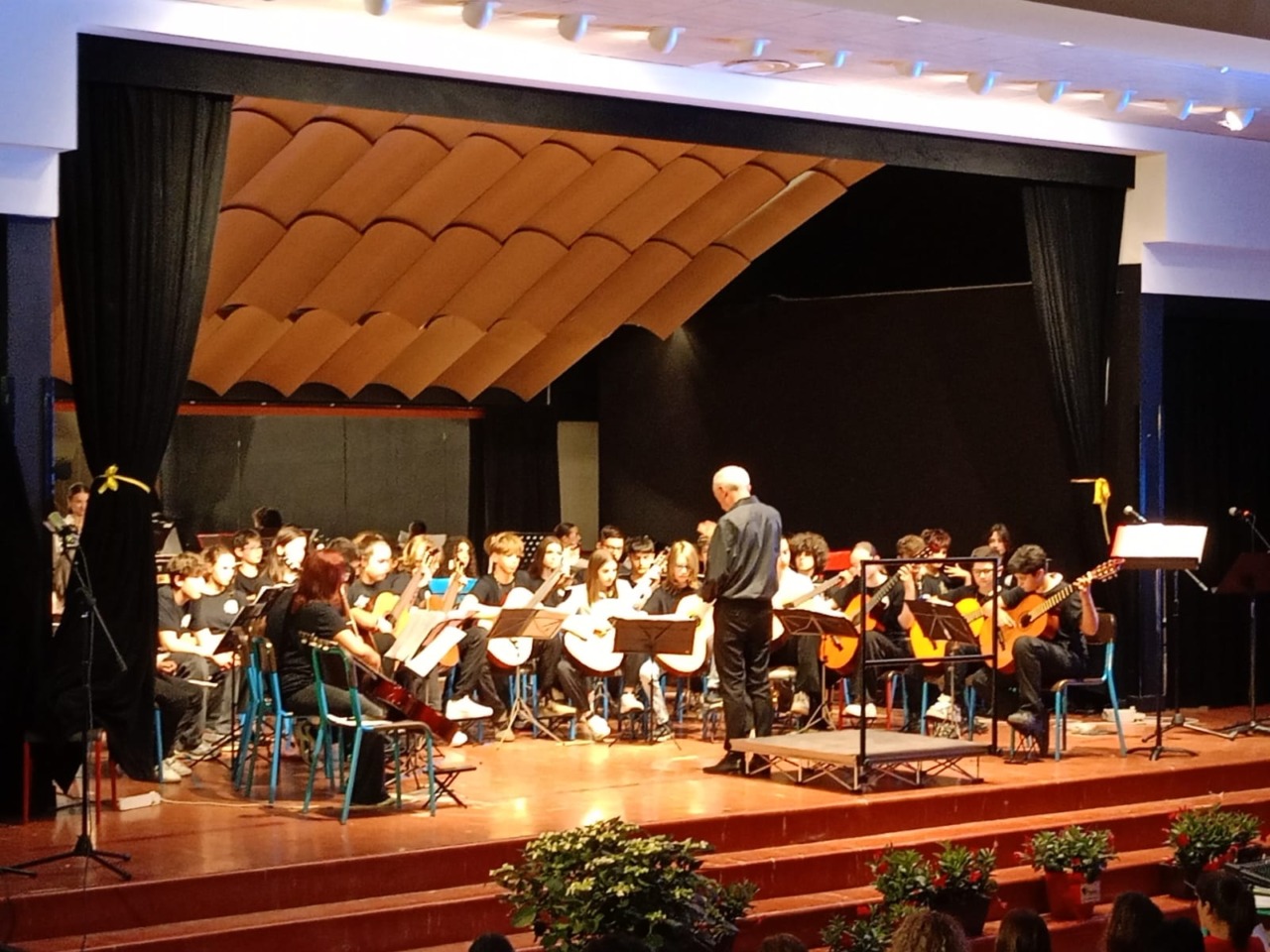 Dalle aule al palco: gli studenti portano in scena il musical “Mate Act”