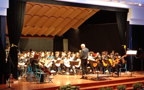 Dalle aule al palco: gli studenti portano in scena il musical “Mate Act”
