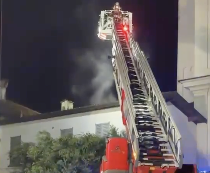 Un fulmine colpisce la chiesa: fiamme e paura a causa del maltempo