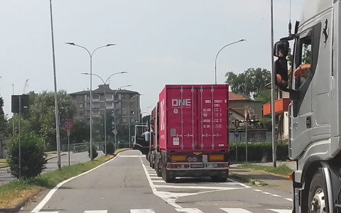 Ridotto il transito dei Tir in via Colombo, la Ztl ora diventa definitiva