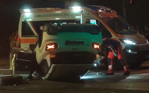 Perde il controllo dell’auto e si ribalta: giovane estratto dalle lamiere e portato al San Raffaele
