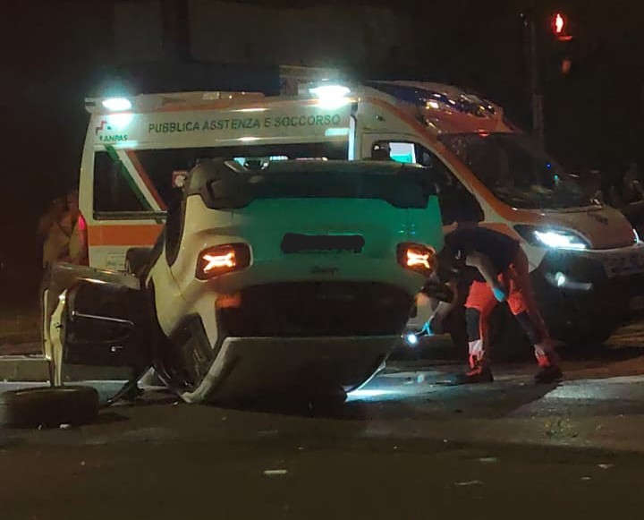 Perde il controllo dell’auto e si ribalta: giovane estratto dalle lamiere e portato al San Raffaele