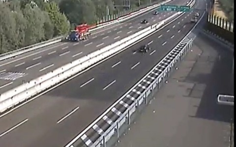 Incidente con un mezzo pesante sulla Teem. Sul posto anche i Vigili del fuoco