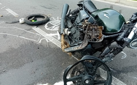 Si schianta con la moto contro un’auto, muore sul colpo 42enne