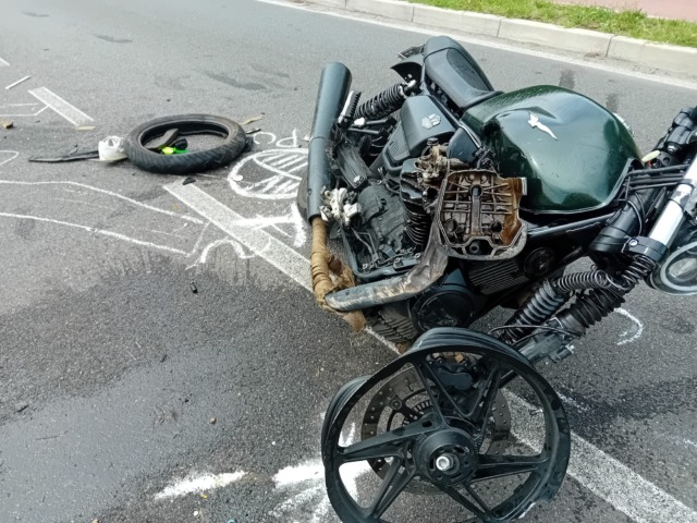 Si schianta con la moto contro un’auto, muore sul colpo 42enne