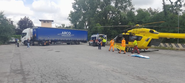 Anziana travolta da un autoarticolato in manovra: interviene l’elisoccorso