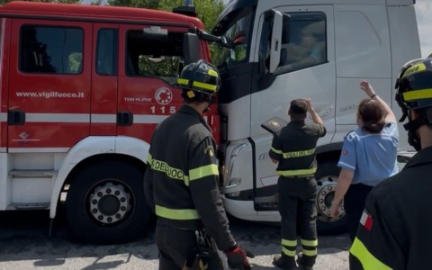 Si barrica nella motrice armato di coltello, poi cerca di forzare il posto di blocco