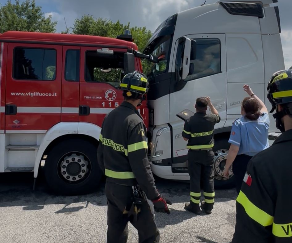 Si barrica nella motrice armato di coltello, poi cerca di forzare il posto di blocco
