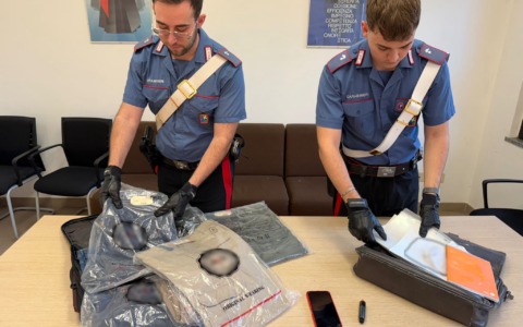 Spaccavano i finestrini delle auto nel parcheggio del supermercato per rubare: in manette due giovani
