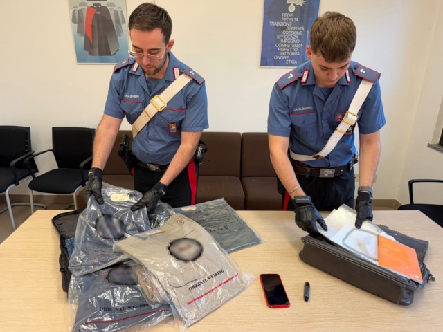 Spaccavano i finestrini delle auto nel parcheggio del supermercato per rubare: in manette due giovani