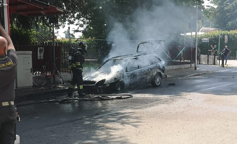 Auto in fiamme in strada. Intervengono Vigili del fuoco e Polizia Locale
