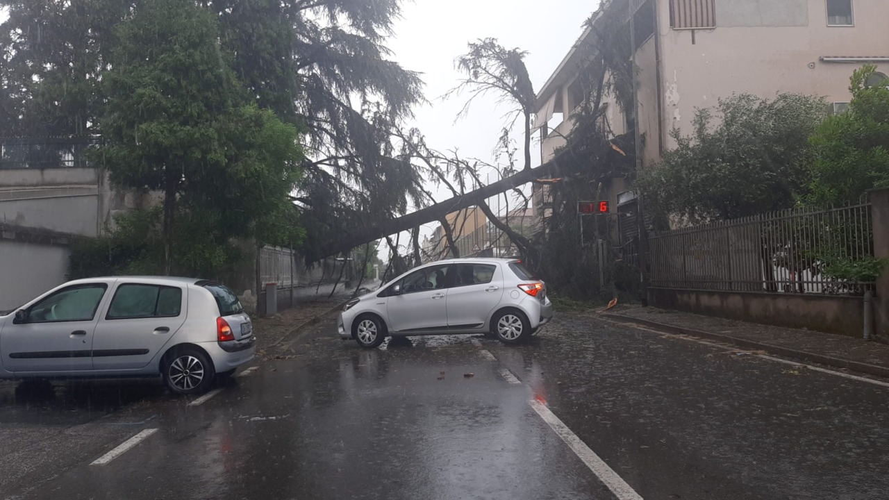 Maltempo improvviso e maxi grandinata: strade ricoperte di ghiaccio