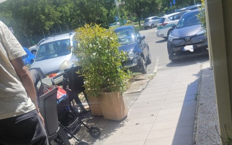 Inserisce la prima per sbaglio invece della retromarcia e rischia di travolgere i clienti di un bar