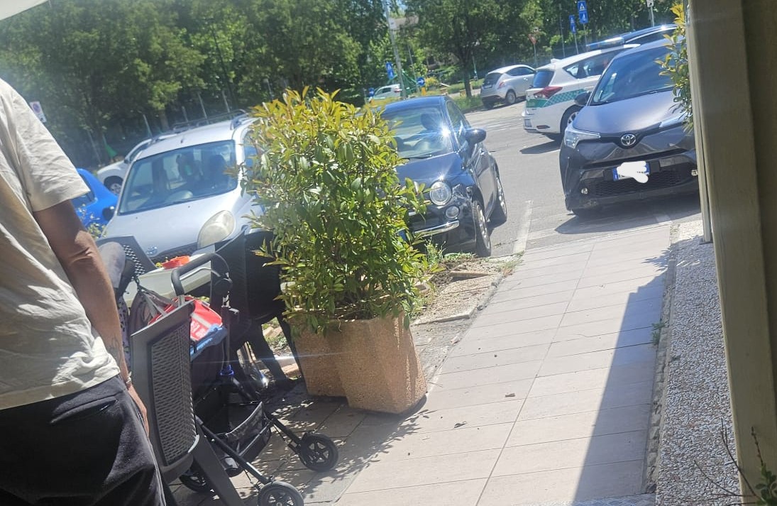 Inserisce la prima per sbaglio invece della retromarcia e rischia di travolgere i clienti di un bar