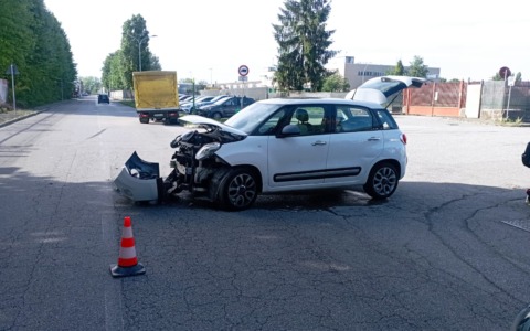 Autovettura contro autocarro in via Togliatti, impressionante scontro
