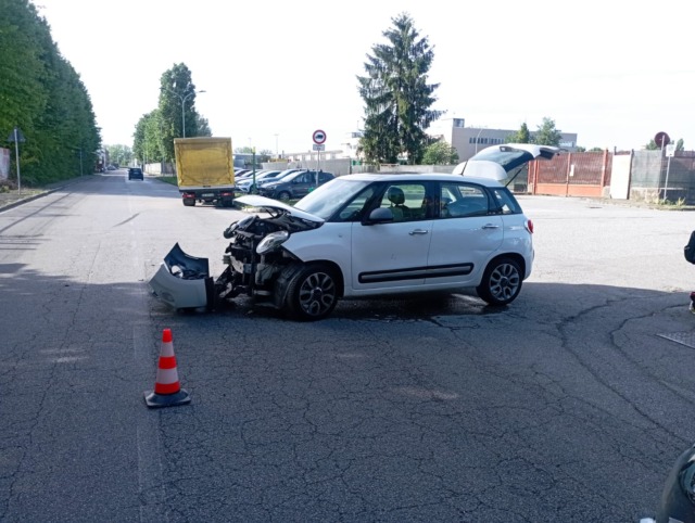 Autovettura contro autocarro in via Togliatti, impressionante scontro