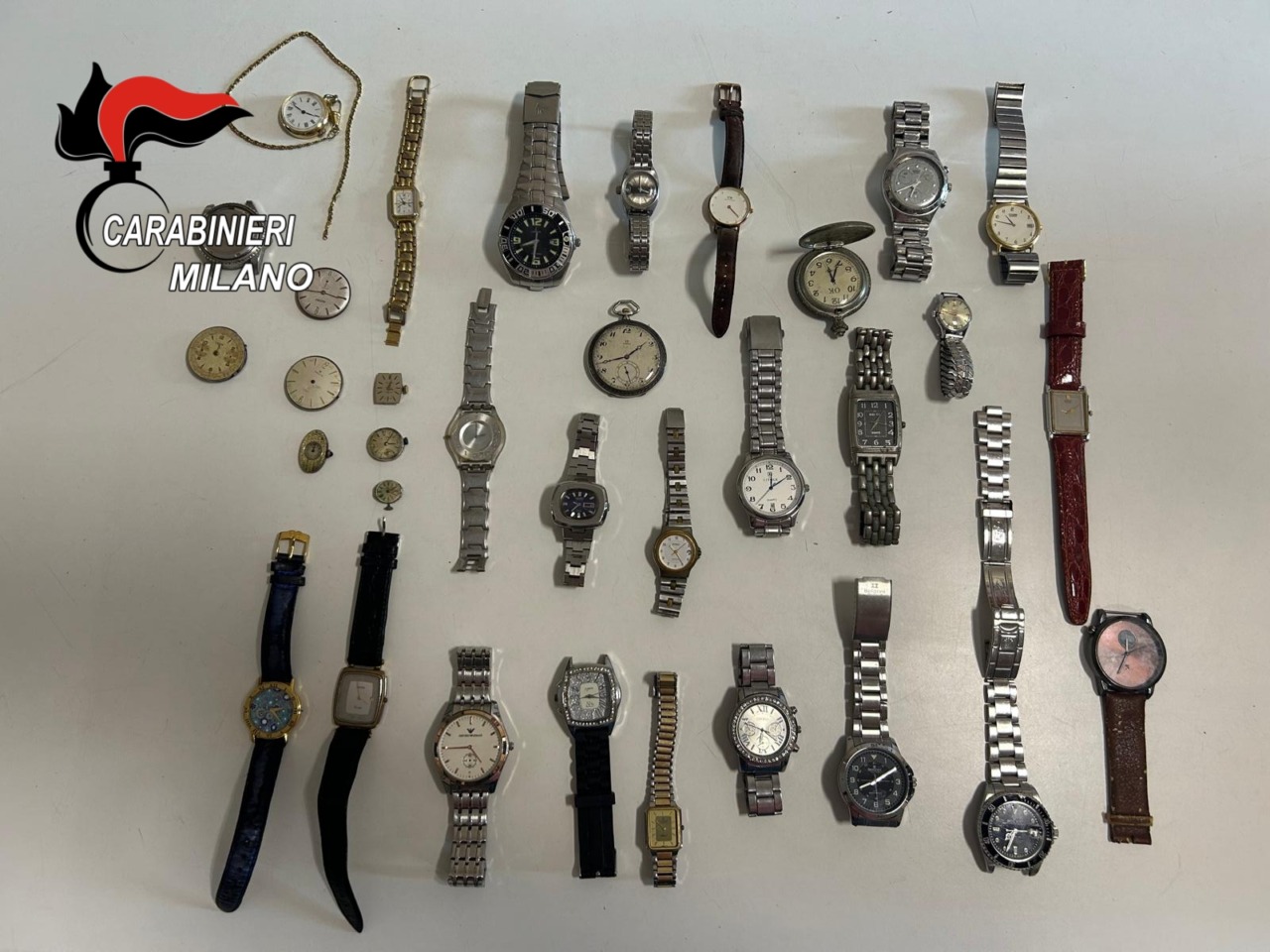 I Carabinieri fermano due cittadini per droga, ma a casa di uno trovano anche orologi e vari oggetti rubati