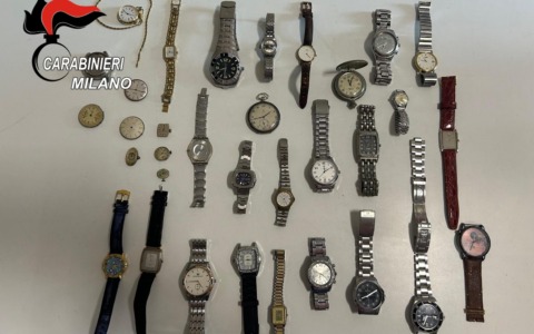 I Carabinieri fermano due cittadini per droga, ma a casa di uno trovano anche orologi e vari oggetti rubati