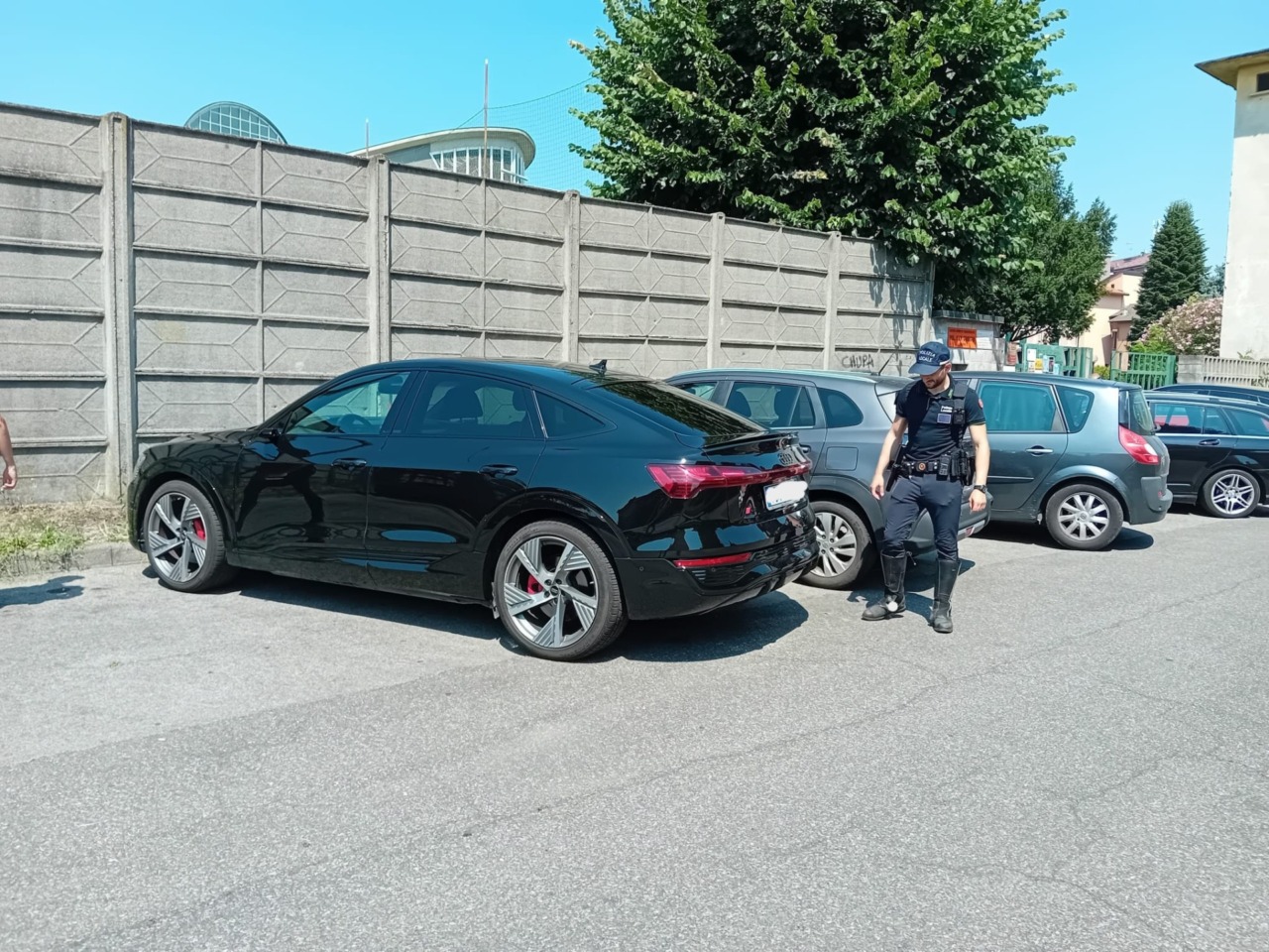 Agente di Polizia Locale morto nell’inseguimento, ritrovata l’Audi Q7 fuggita all’alt a Ponte Lambro
