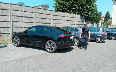 Agente di Polizia Locale morto nell’inseguimento, ritrovata l’Audi Q7 fuggita all’alt a Ponte Lambro