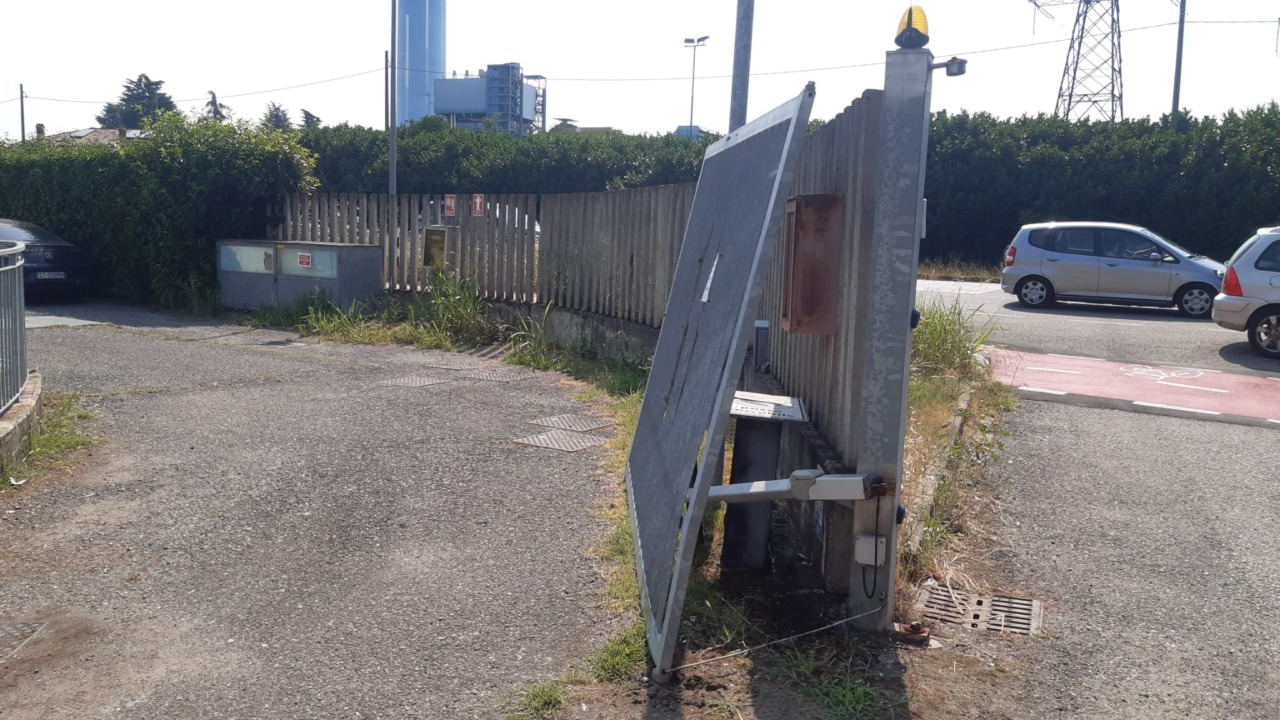 Commando di banditi assalta un’azienda spargendo chiodi e bloccando la strada con auto di traverso
