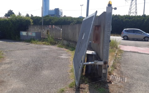 Commando di banditi assalta un’azienda spargendo chiodi e bloccando la strada con auto di traverso