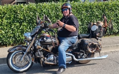 Il rombo dei motori per l’ultimo viaggio del gigante buono: addio a Roberto “Cucciolo” Regonesi