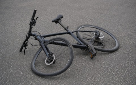 Ciclista-truffatore si butta a terra e finge l’incidente con una macchina