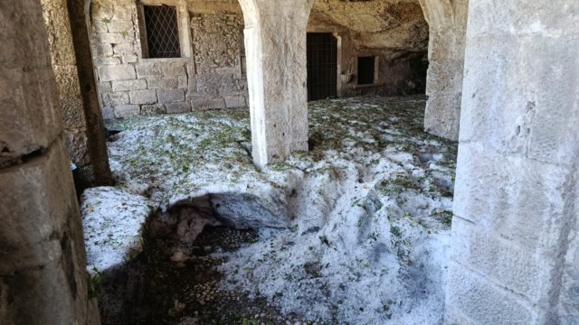 Grandinata: sotto il Santuario si è formata una “vasca” di ghiaccio