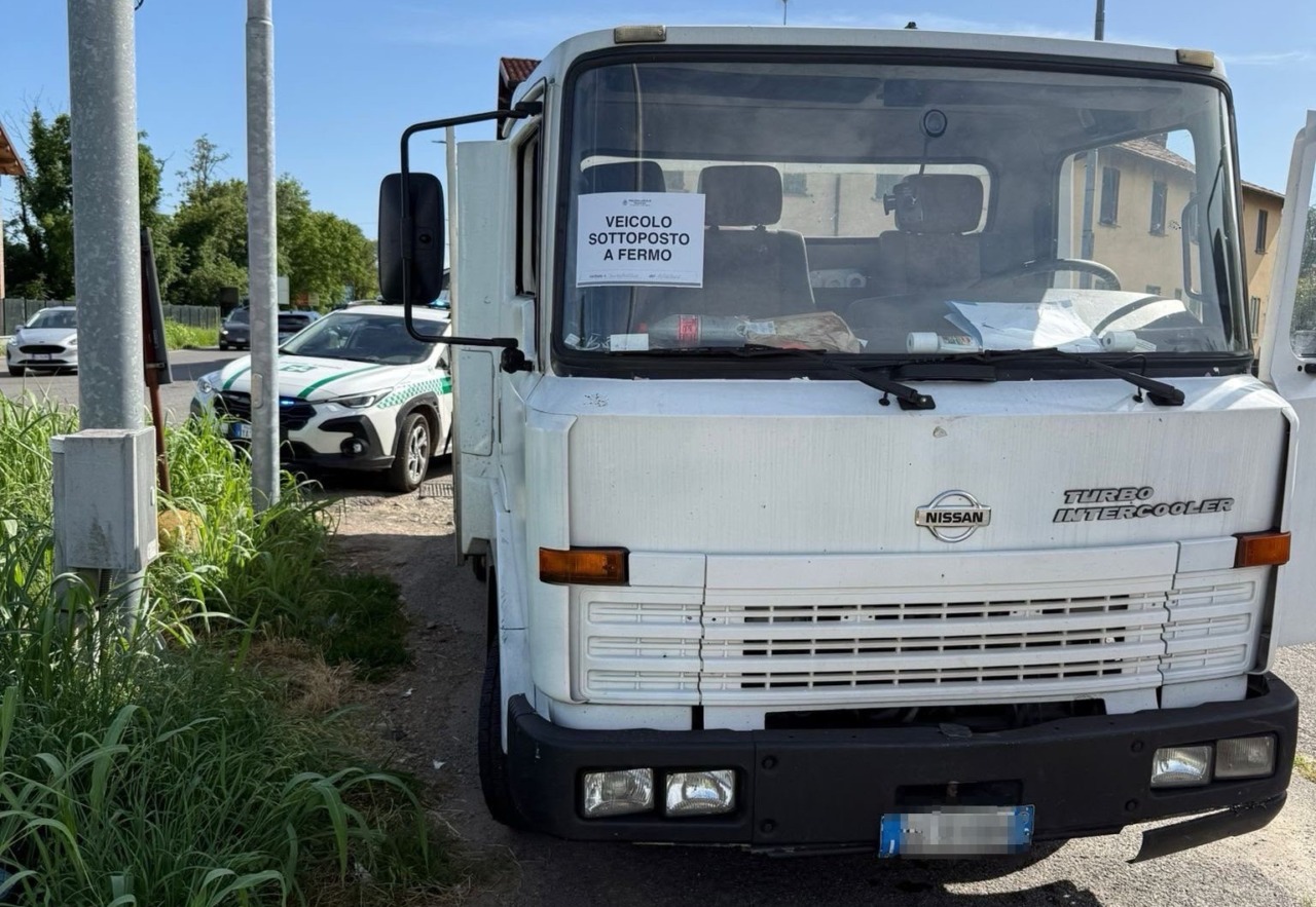 Baby camionista di 18 anni senza patente guida un mezzo pesante sottoposto a fermo fiscale