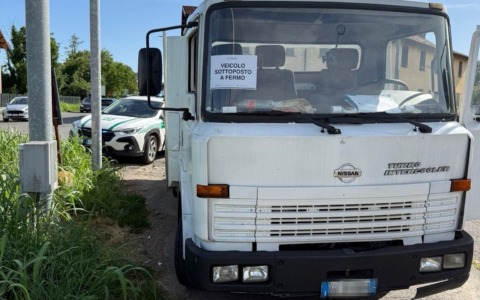 Baby camionista di 18 anni senza patente guida un mezzo pesante sottoposto a fermo fiscale