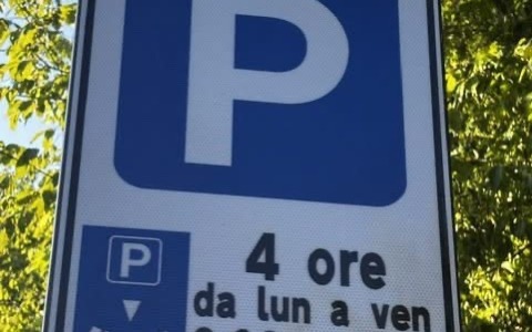 Arriva il disco orario nei parcheggi vicino alla metro: “Così liberiamo posti per i residenti”