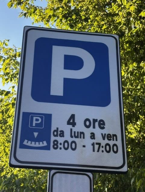 Arriva il disco orario nei parcheggi vicino alla metro: “Così liberiamo posti per i residenti”