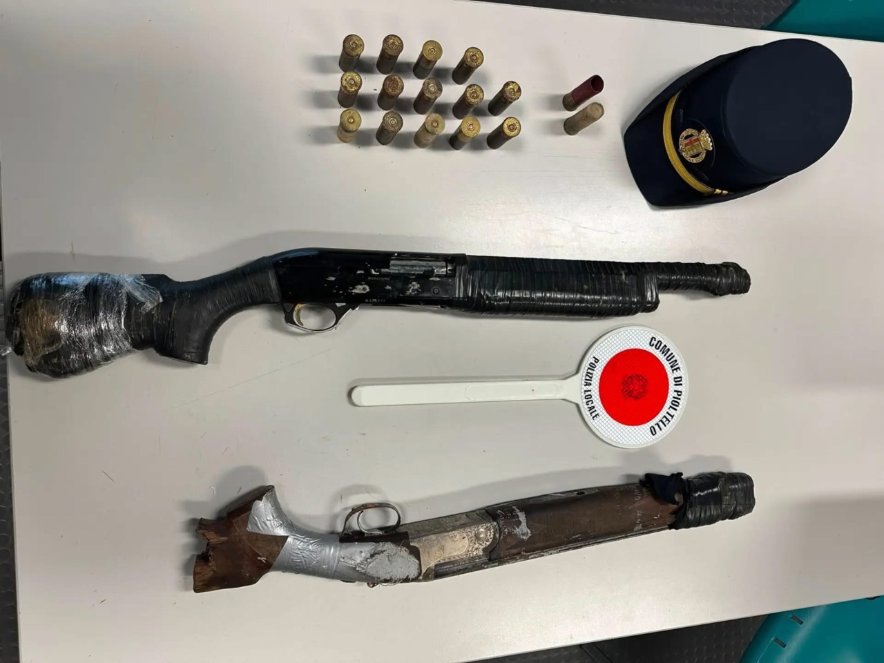 Spacciatori scappano nei campi abbandonando fucili e munizioni