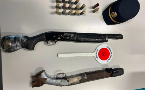 Spacciatori scappano nei campi abbandonando fucili e munizioni