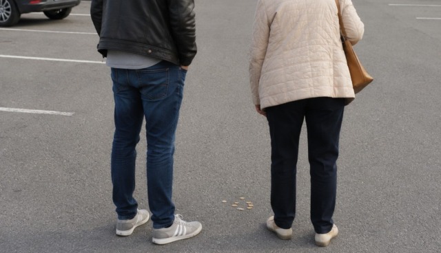 Derubano una 60enne con il trucco delle monete, poi fanno shopping col suo bancomat: indagati due ladri