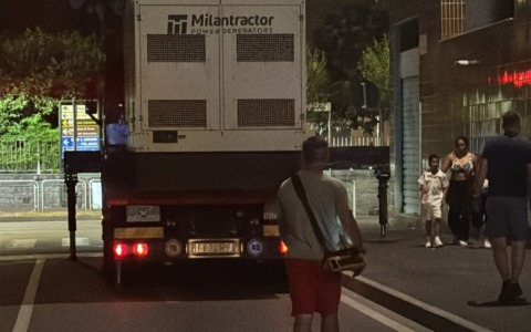 Ancora blackout, anziani bloccati in casa al caldo: “Buttati anche farmaci salvavita”