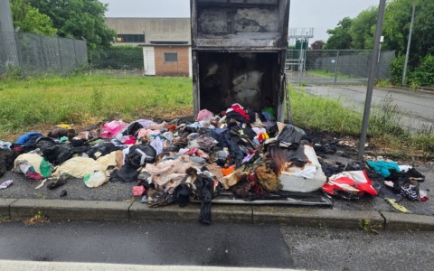 Incendio distrugge un contenitore per gli abiti usati: solidarietà… in fumo