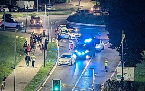 Investita mentre attraversa la strada con il marito e il cane: 55enne soccorsa in codice rosso
