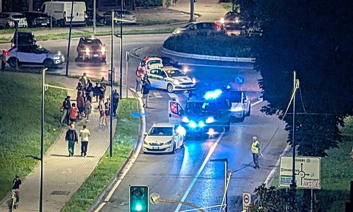 Investita mentre attraversa la strada con il marito e il cane: 55enne soccorsa in codice rosso