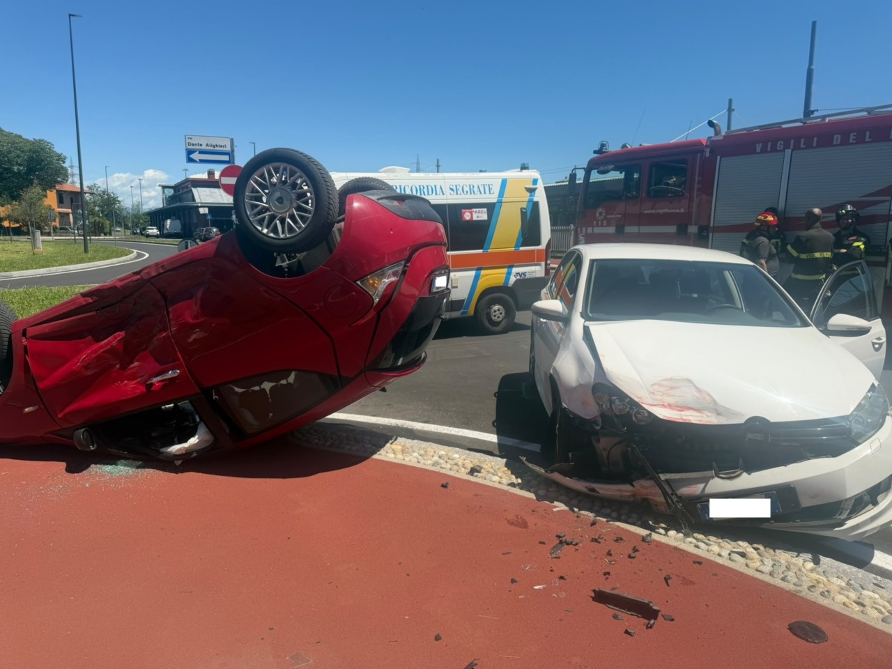Violento scontro all’incrocio, un’auto si ribalta: due feriti