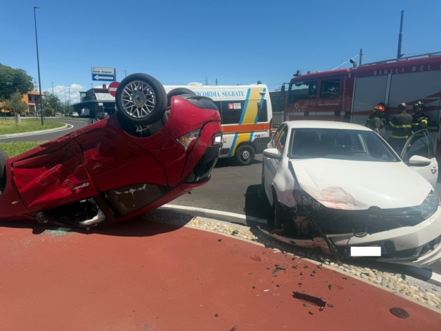 Violento scontro all’incrocio, un’auto si ribalta: due feriti